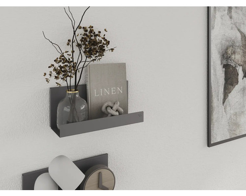 Étagère murale avec vase, livre et objet de décoration