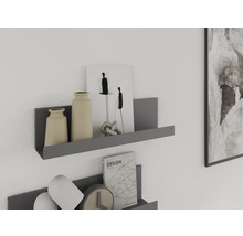 Étagères murales avec vases, livre et décoration