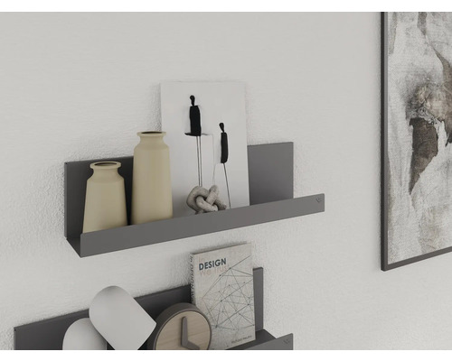 Étagères murales avec vases, livre et décoration