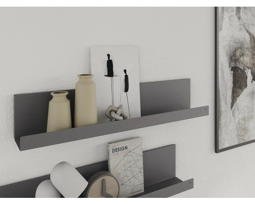 Deux étagères murales grises avec décoration