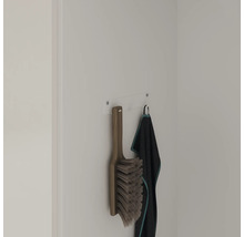 Brosse avec manche en bois et serviette textile sur un dispositif de suspension murale