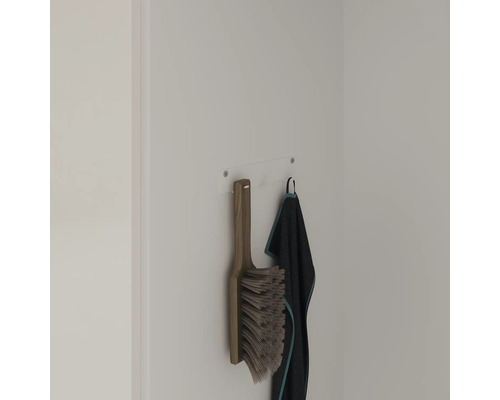 Brosse avec manche en bois et serviette textile sur un dispositif de suspension murale