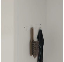 Un balai et une serviette sont suspendus au support mural.