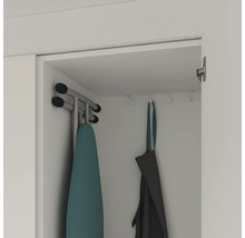 Fer à repasser et planche à repasser rangés dans l''armoire