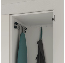 Armoire intégrée avec planche à repasser et vêtements