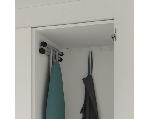 Armoire intégrée avec planche à repasser et vêtements