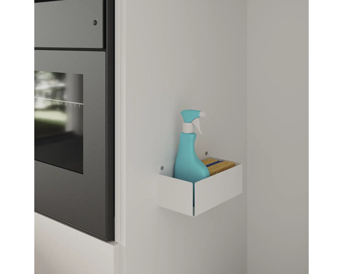 Détergent et éponge dans une étagère murale blanche