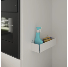 Détergent et éponges dans un rayonnage de cuisine blanc