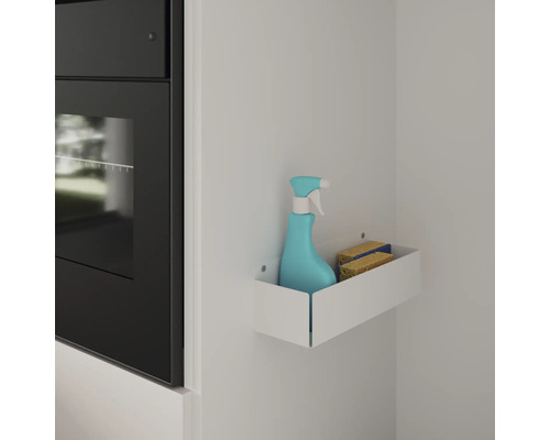 Détergent et éponges dans un rayonnage de cuisine blanc