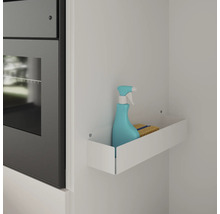 Étagère avec produit de nettoyage et éponge fixée au mur