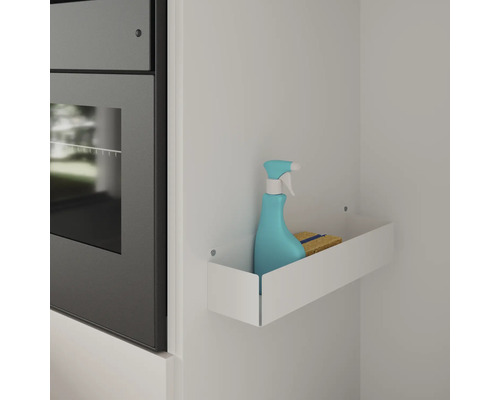 Étagère avec produit de nettoyage et éponge fixée au mur