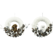 Dekorative Kränze mit Tannenzapfen und Tierfiguren