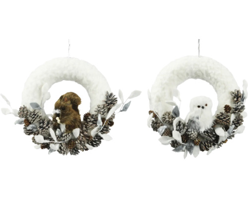 Dekorative Kränze mit Tannenzapfen und Tierfiguren