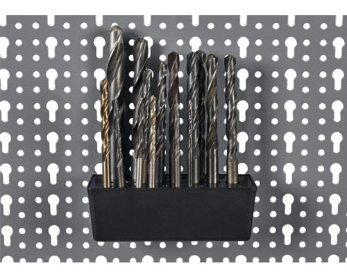 Bohrer-Set in Halterung an Lochwand