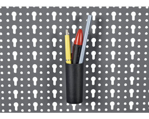 Porte-crayons avec crayons sur une plaque perforée