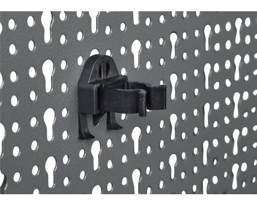 Eine Lochplattenwand mit einem Werkzeughalter.