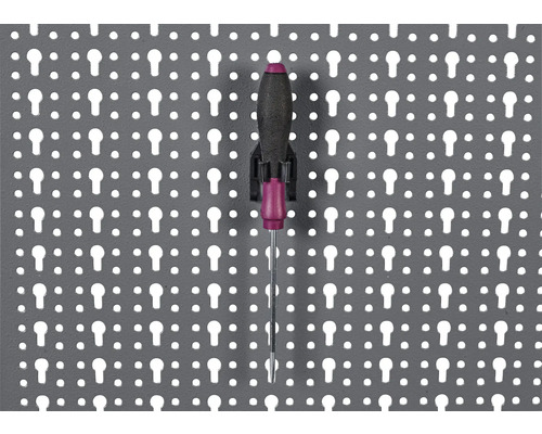 Schraubendreher an einer Werkzeugwand