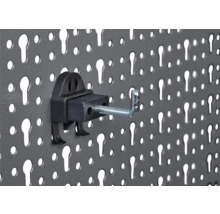 Panneau perforé avec crochets pour le rangement des outils
