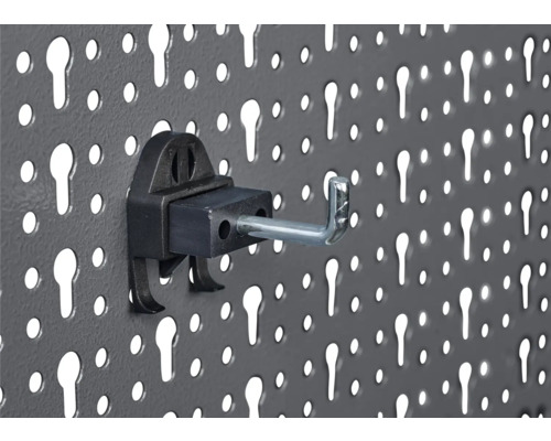 Lochplattenwand mit Haken zur Werkzeugaufbewahrung