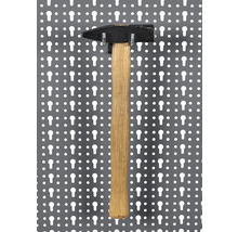 Marteau avec manche en bois sur un panneau mural pour outils