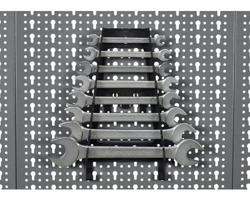 Ein Satz von Gabelringschlüsseln, geordnet in einer Halterung, angebracht an einer Werkzeugwand.