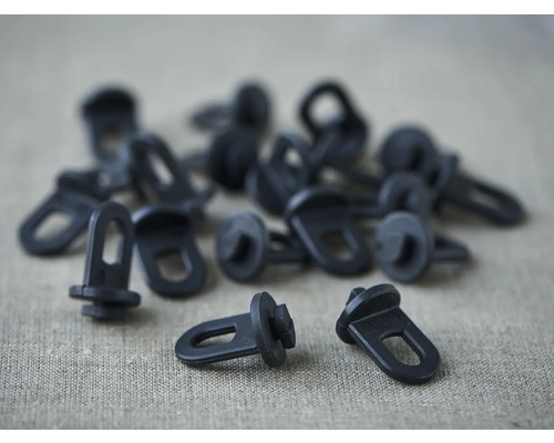 Plusieurs clips de fixation en plastique noir pour diverses applications