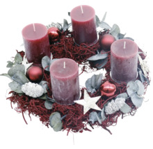 Adventskranz mit vier Kerzen, Kugeln und Stern
