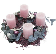 Adventskranz mit vier Kerzen, Dekoration und Tannenzapfen