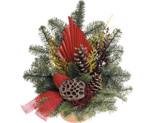 Arrangement décoratif avec des branches de sapin, des pommes de pin et un ruban rouge