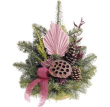 Arrangement avec des branches de sapin, des pommes de pin, des fruits de lotus et un nœud