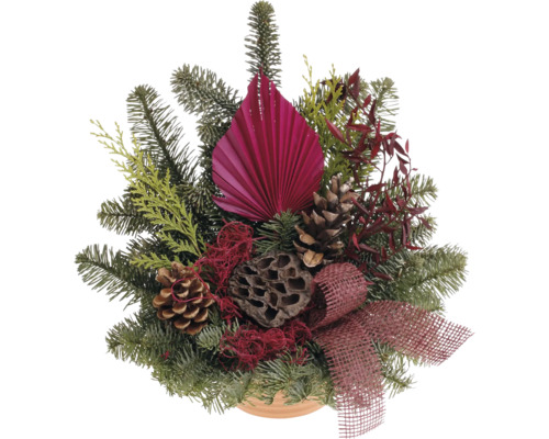 Arrangement de Noël avec des branches de sapin, des pommes de pin et des décorations
