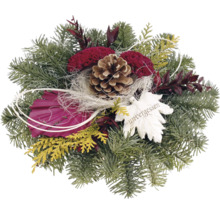 Arrangement avec branches de sapin, pommes de pin et pendentif en forme de feuille