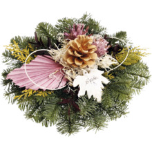Arrangement avec des branches de sapin, des pommes de pin et du matériel de décoration