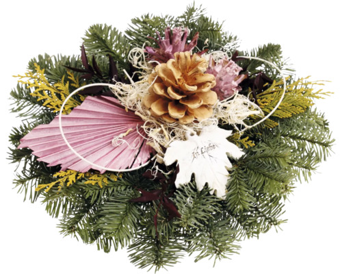 Arrangement avec des branches de sapin, des pommes de pin et du matériel de décoration