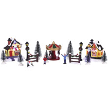 Scène de village de Noël avec carrousel, maisons, personnages et arbres