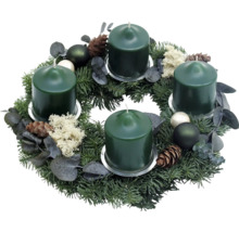 Adventskranz mit vier Kerzen, Tannenzweigen und Dekoration