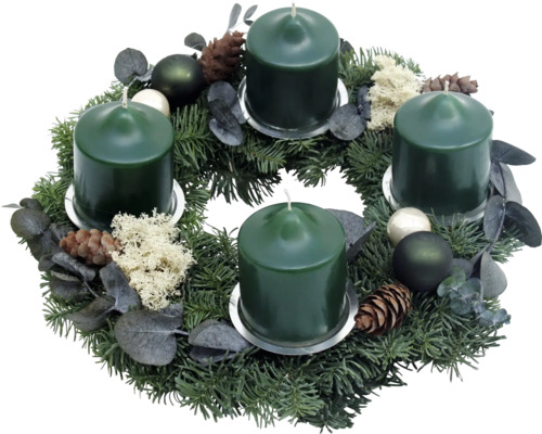 Adventskranz mit vier Kerzen, Tannenzweigen und Dekoration
