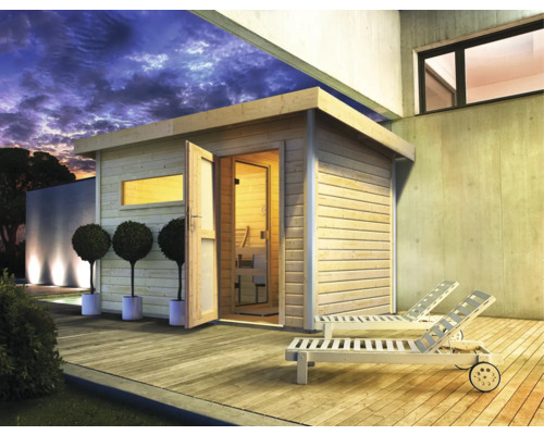 Chalet sauna Karibu Topas 1 sans poêle, avec portes en bois avec verre opale Sauna extérieure en bois avec deux chaises longues sur une terrasse en bois