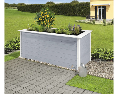 Jardinière en bois avec plantes et citronnier dans le jardin