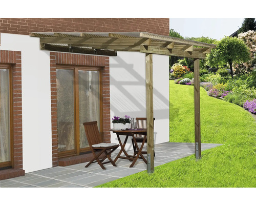 Holzpergola mit Tisch und Stühlen im Garten