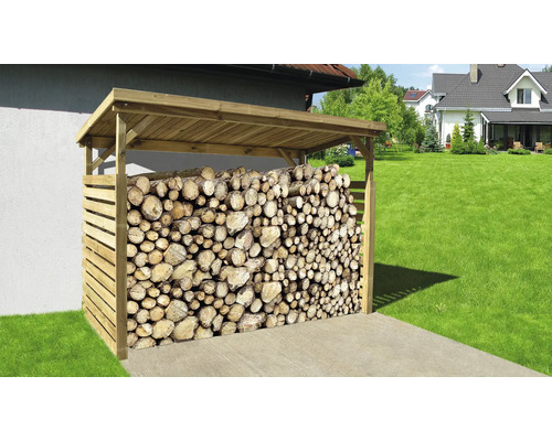 Holzlager aus Holz mit gestapeltem Brennholz im Garten