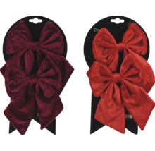 Deux nœuds décoratifs en velours sur un emballage de vente au détail