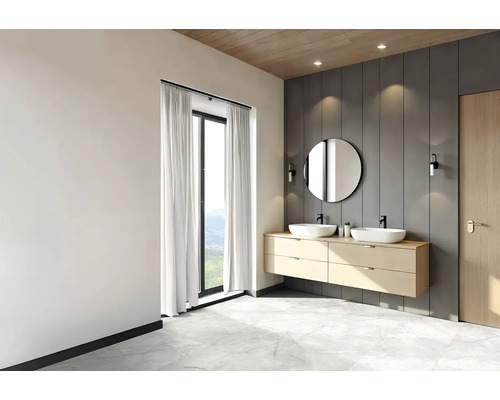 PVC-Boden Maxima Marmor weiss 200 cm breit (Meterware) Badezimmer mit Waschtisch, Spiegel und Fenster mit Vorhang