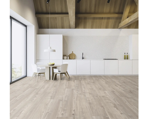 Heller, geräumiger Küchenbereich mit Holzbalkendecke, Esstisch und Küchenzeile