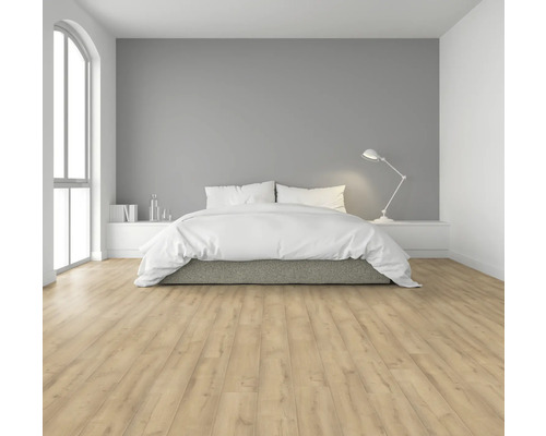 Helles Schlafzimmer mit Doppelbett, Nachttischlampe und Laminatboden