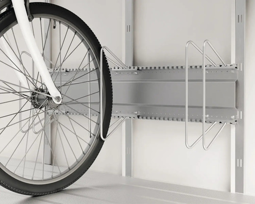 Fahrradhalter Hörmann EcoStar Euroline 96 x 22 x 0,15 cm silber Fahrrad in einer Fahrradhalterung an der Wand