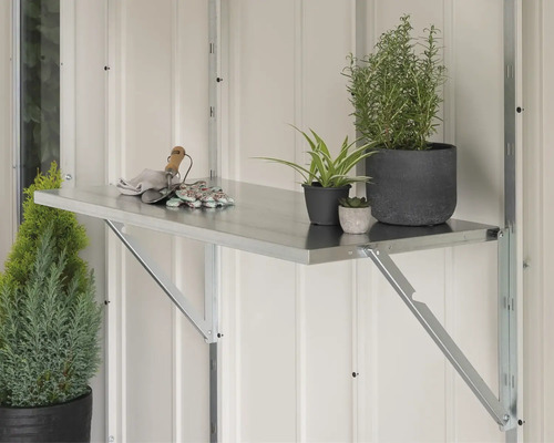 Metallregal mit Pflanzen, Gartengeräten und Handschuhen an einer Wand montiert