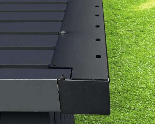 Detailansicht einer Terrassenüberdachung mit Metallelementen