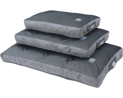 Trois coussins pour chien gris de différentes tailles empilés