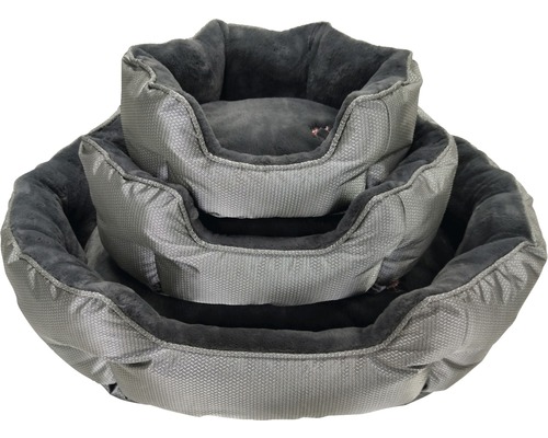 Drei Hundebetten unterschiedlicher Größe, übereinander gestapelt